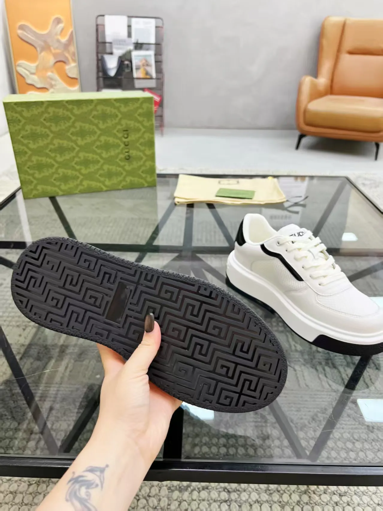 P440 new men's shoes GUCCI [Lightning] latest shoes are shipped. Original quality, fashionable, made of special materials, sheepskin lining, brand new packaging. The foot feels super comfortable and the workmanship is impeccable. Size: 38-45
